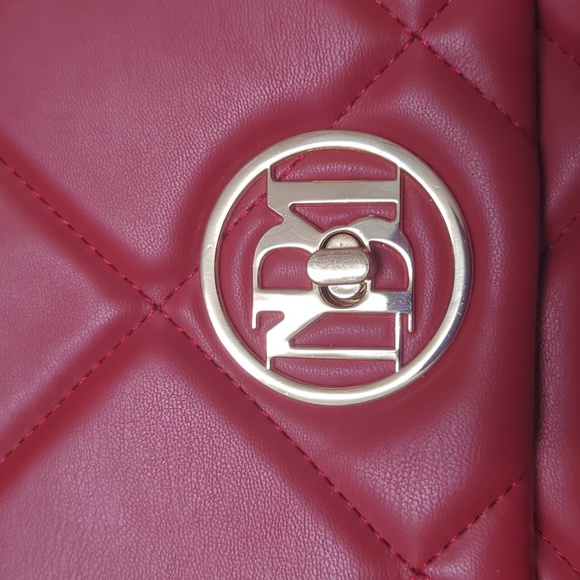 Badgley Mischka - Red Small Quilted Turnlock Crossbody Convertible Hand NWT - Picture 3 of 9